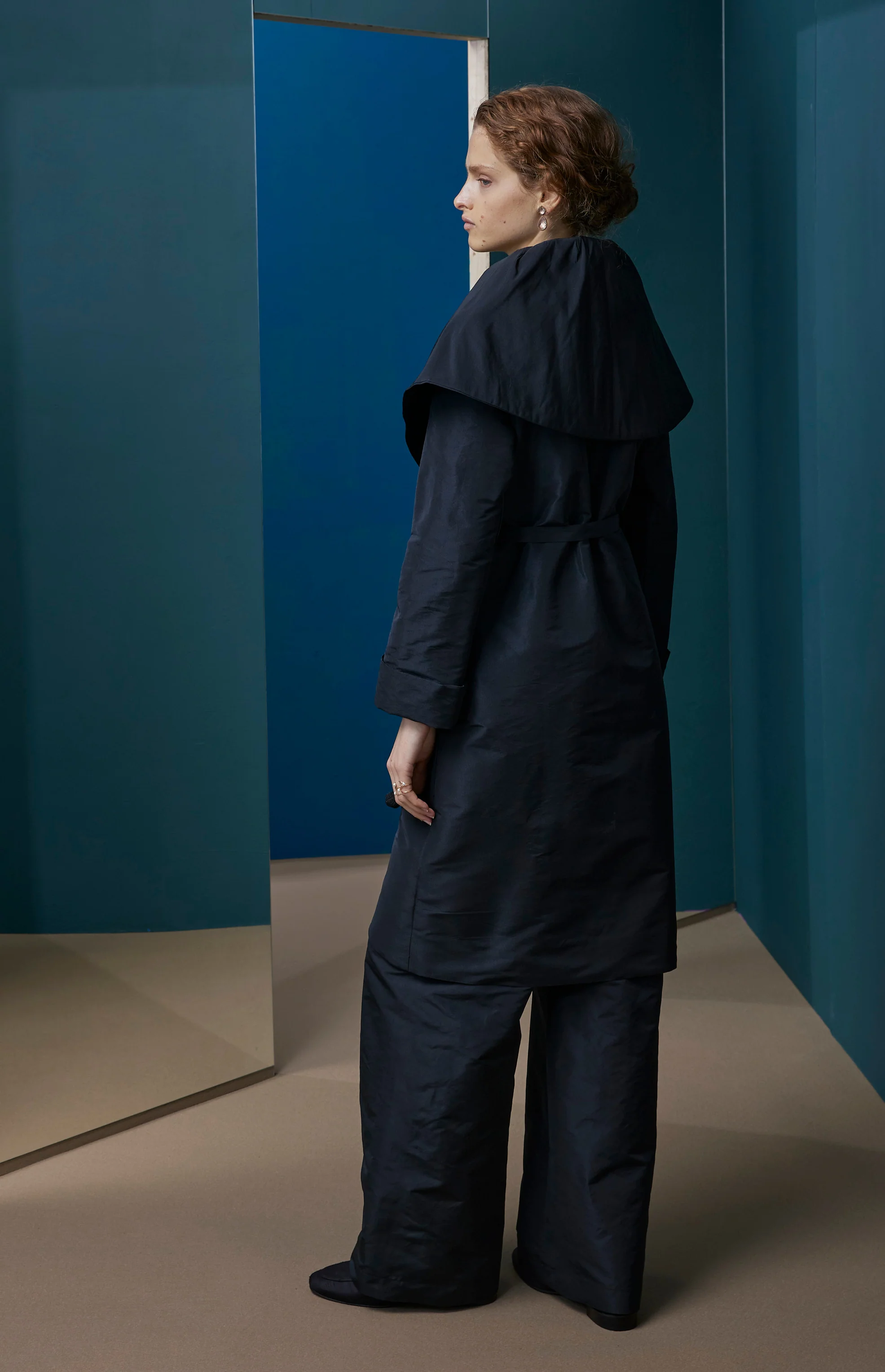 FW25-AB01 Abrigo en Tafetán Negro - Image 3