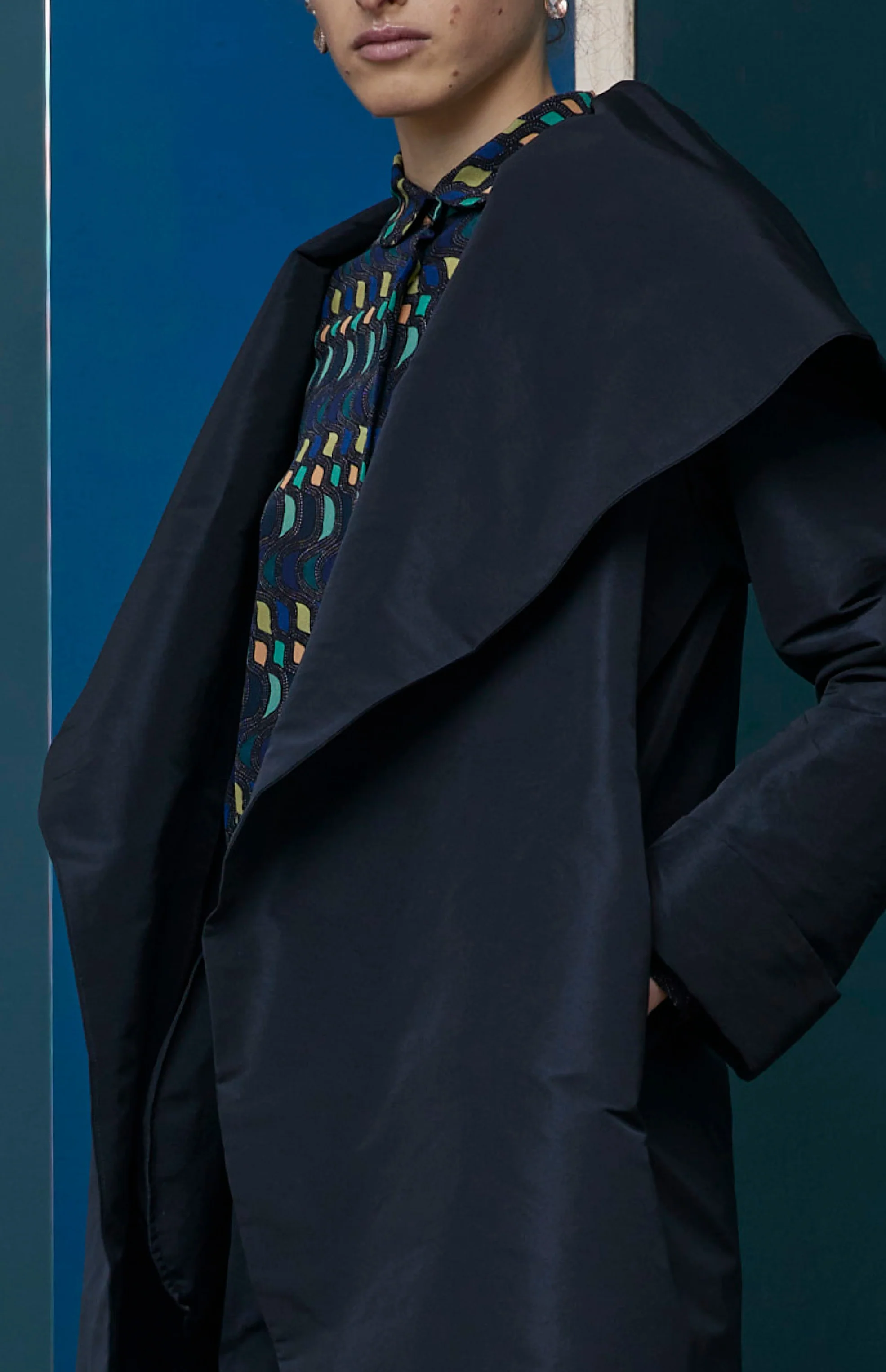 FW25-AB01 Abrigo en Tafetán Negro - Image 4