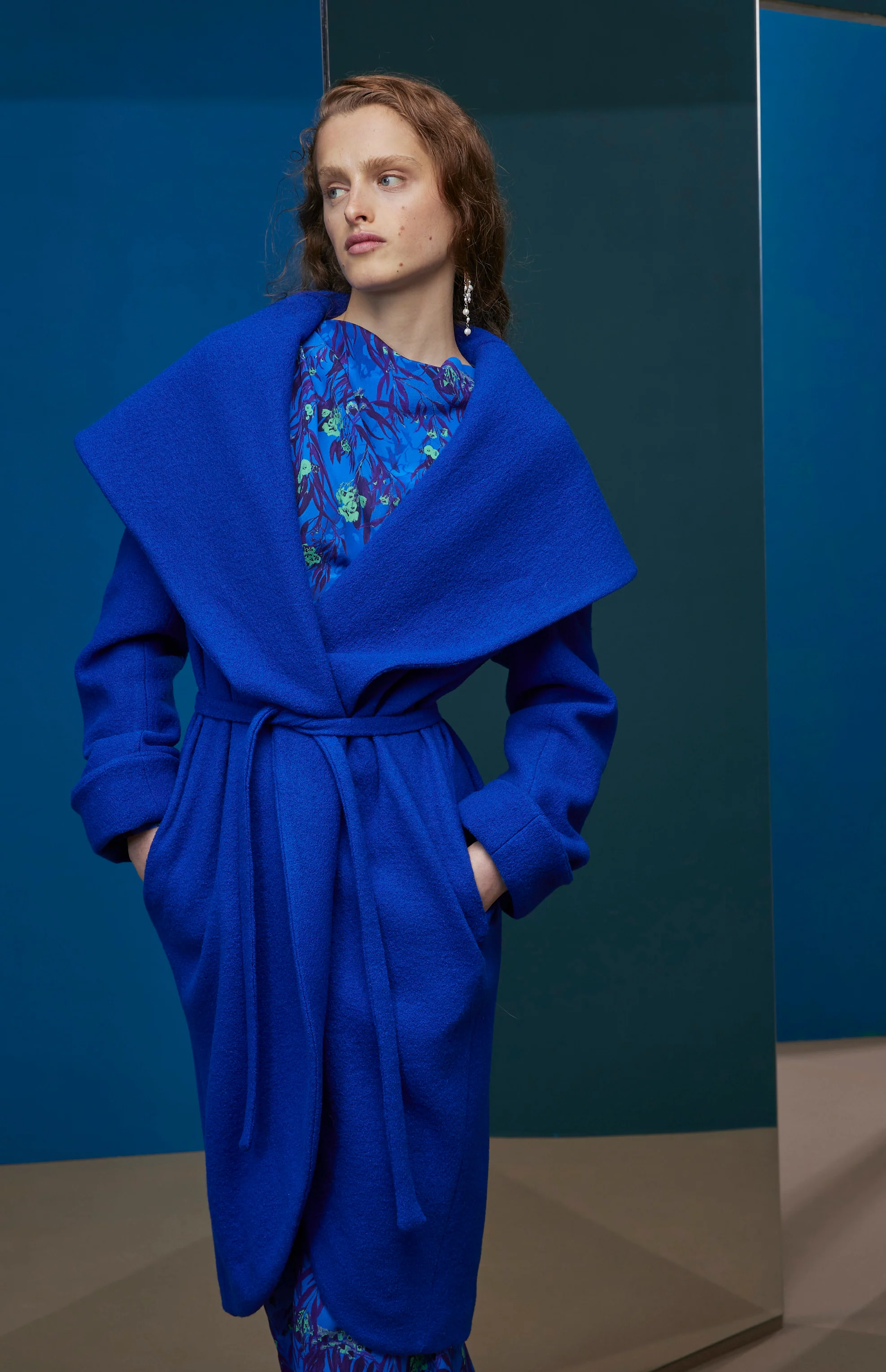 FW25-AB12  Abrigo solapa capa en lana azul - Image 3