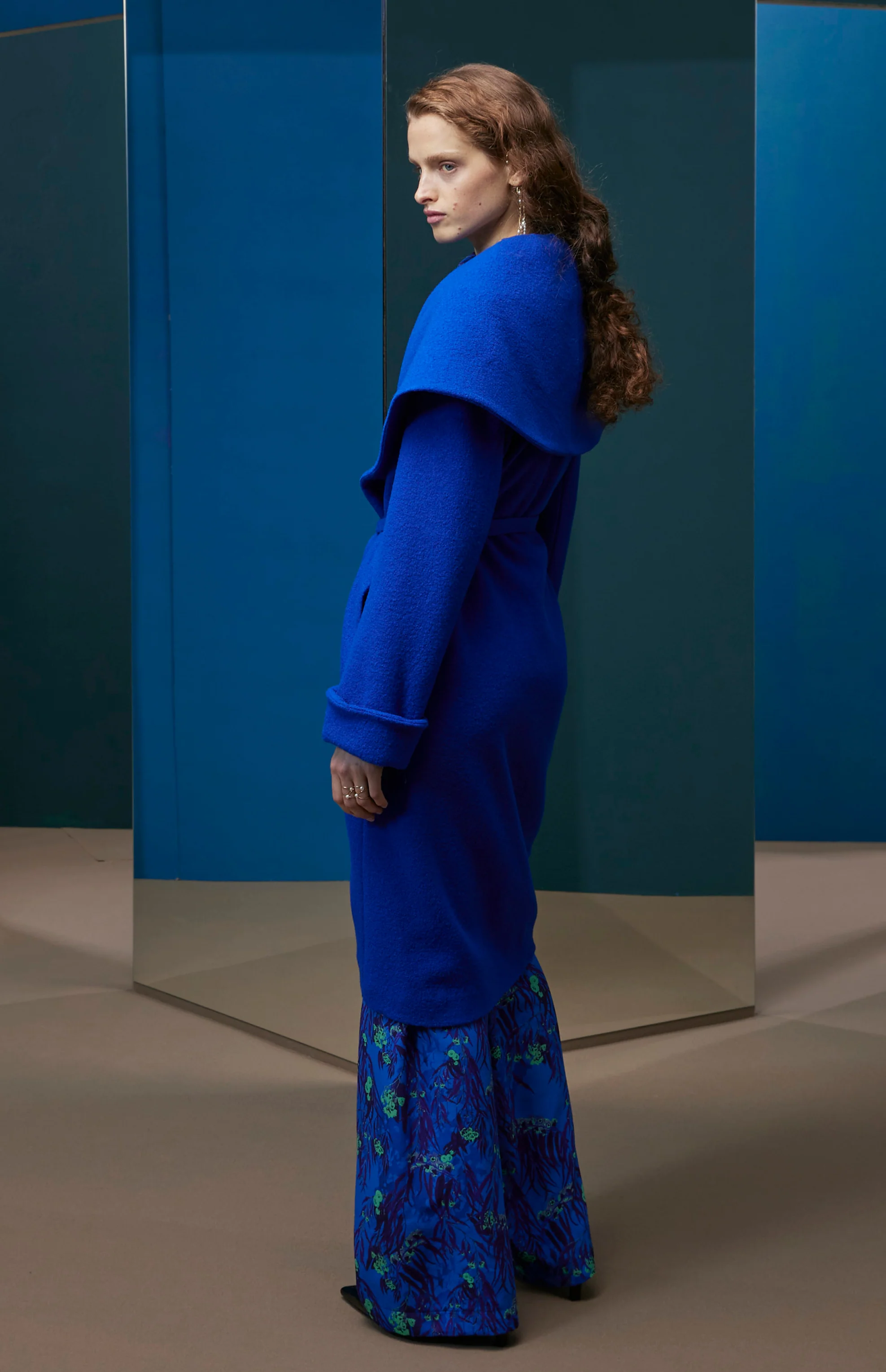 FW25-AB12  Abrigo solapa capa en lana azul - Image 4