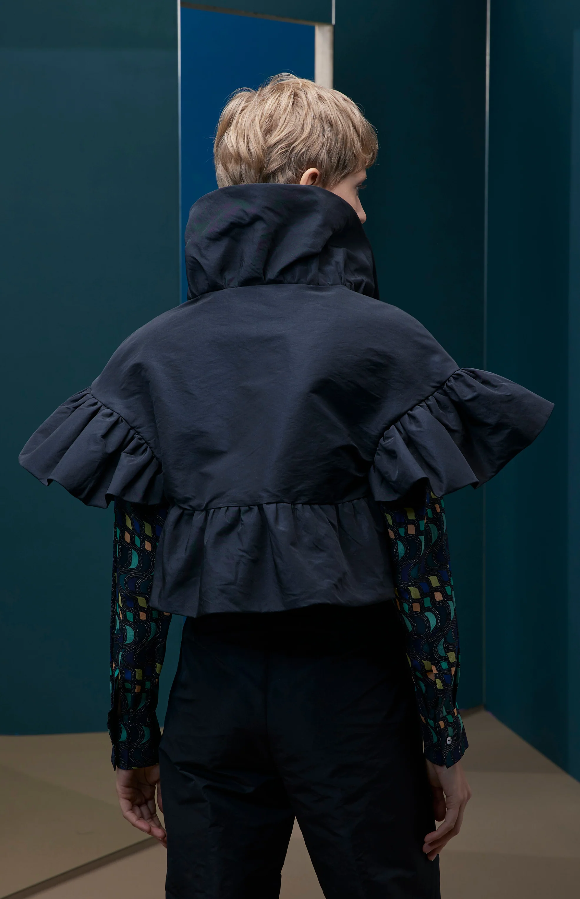 FW25-AM01BLACK Bolero en tafetán negro con volantes en cuello  y mangas - Image 3