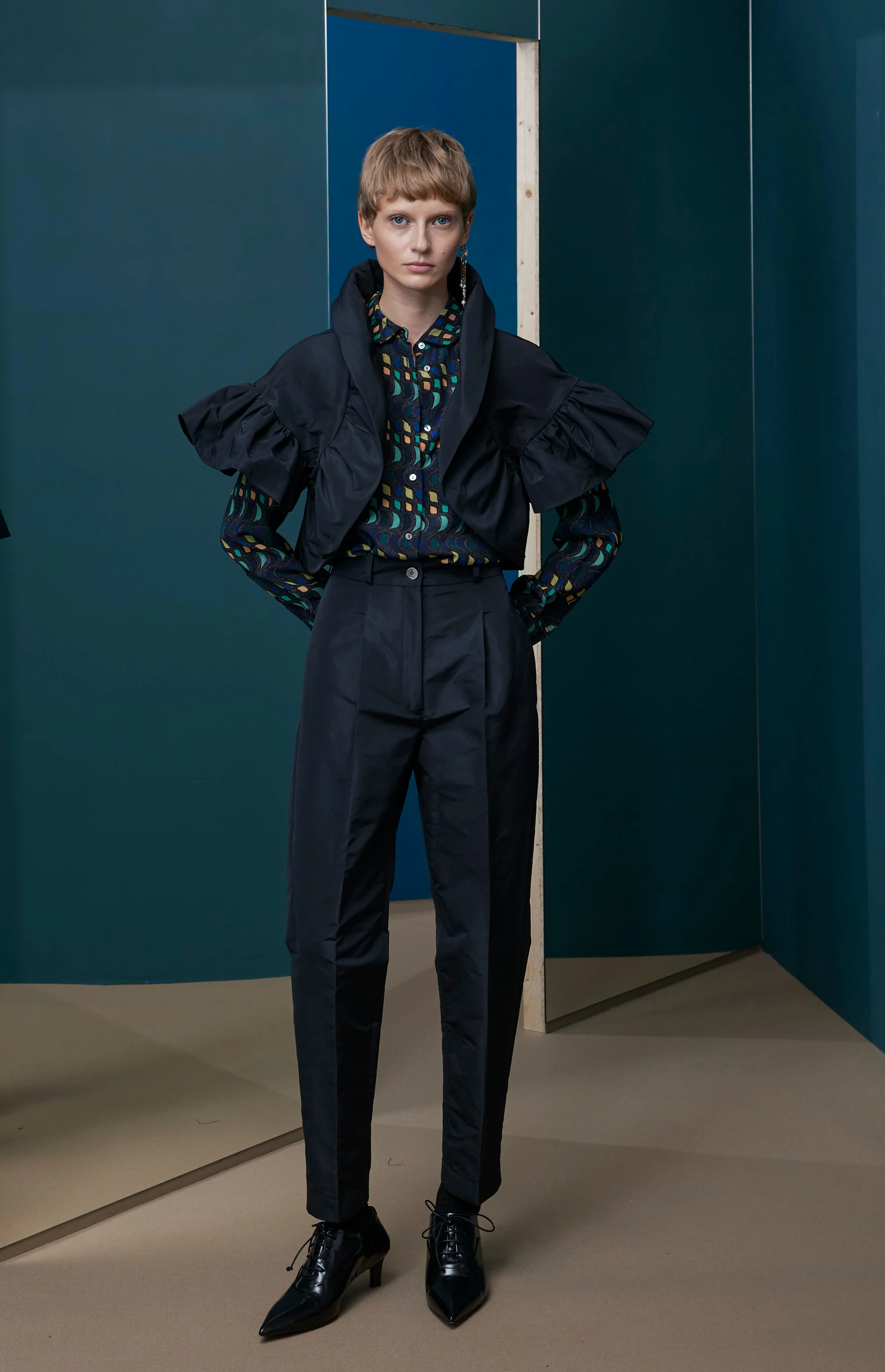 FW25-AM01BLACK Bolero en tafetán negro con volantes en cuello  y mangas - Image 4