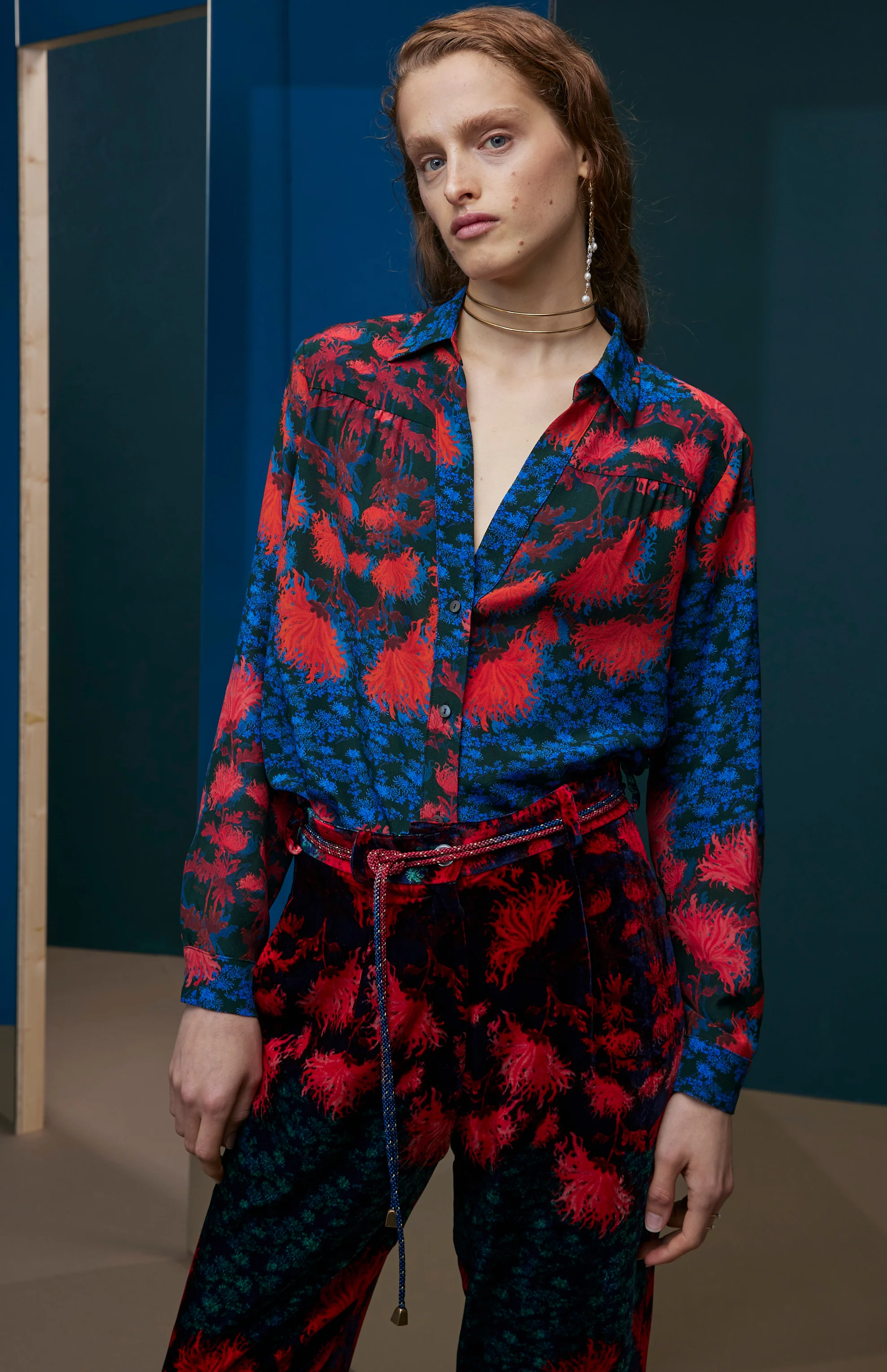 FW25-B014Red. Blusa escote pico estampado “Crisantemos” - Image 3