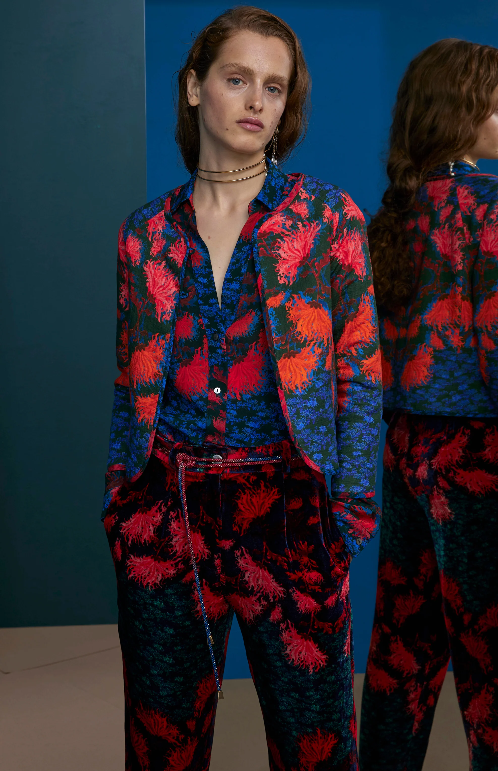 FW25-B014Red. Blusa escote pico estampado “Crisantemos” - Image 4