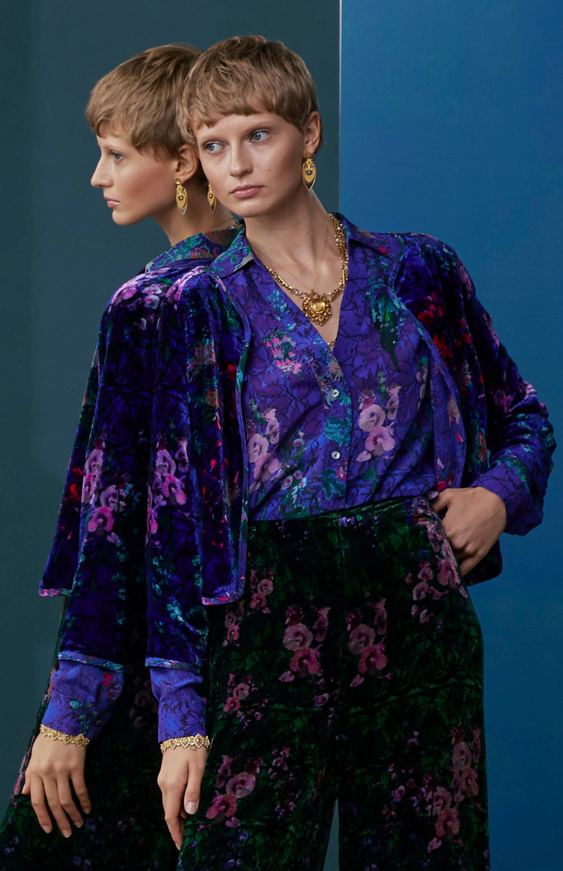 FW25-B008 Blusa escote pico estampado "Floral sobre encaje" - Image 3