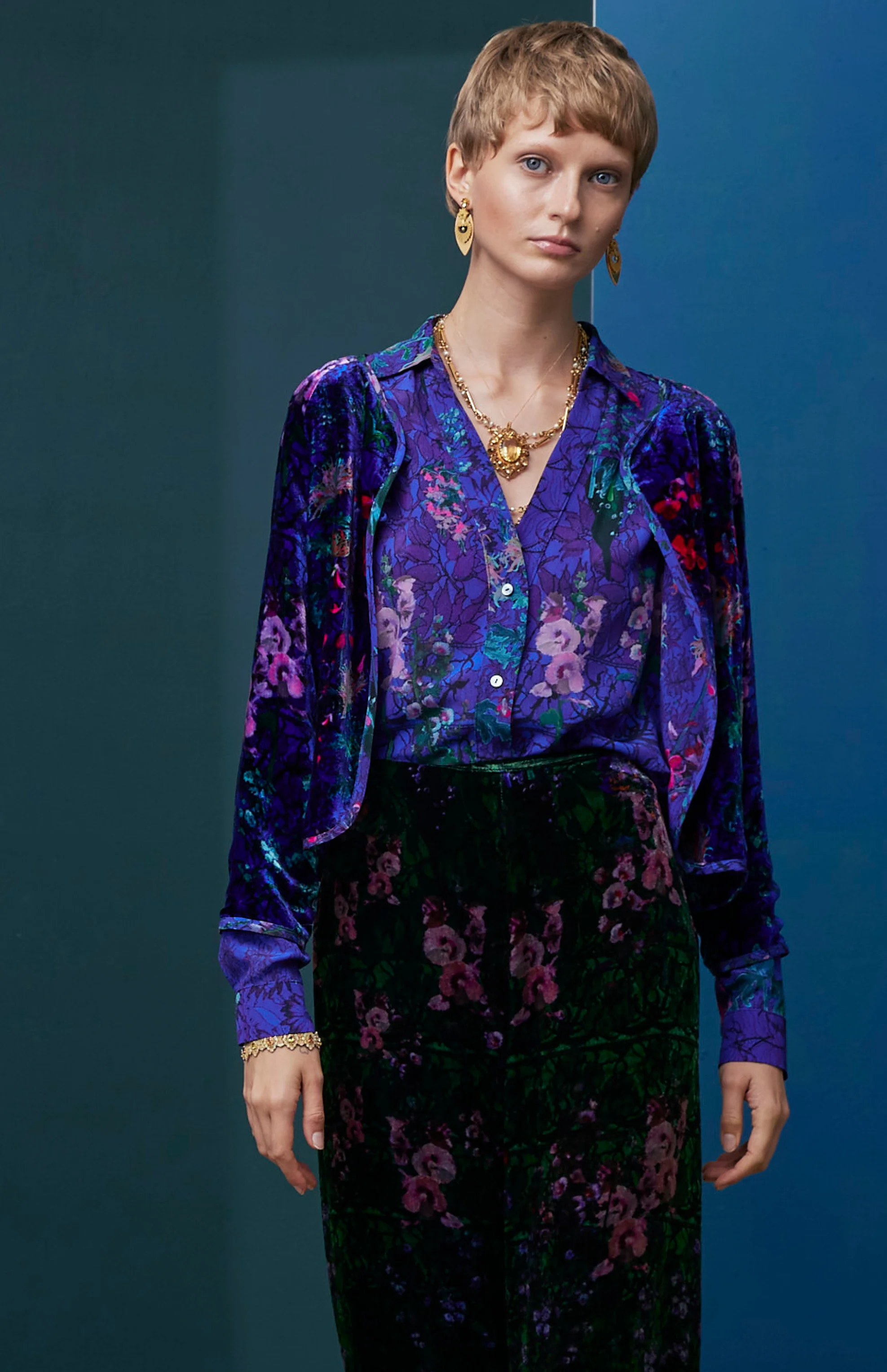 FW25-B008 Blusa escote pico estampado "Floral sobre encaje" - Image 4