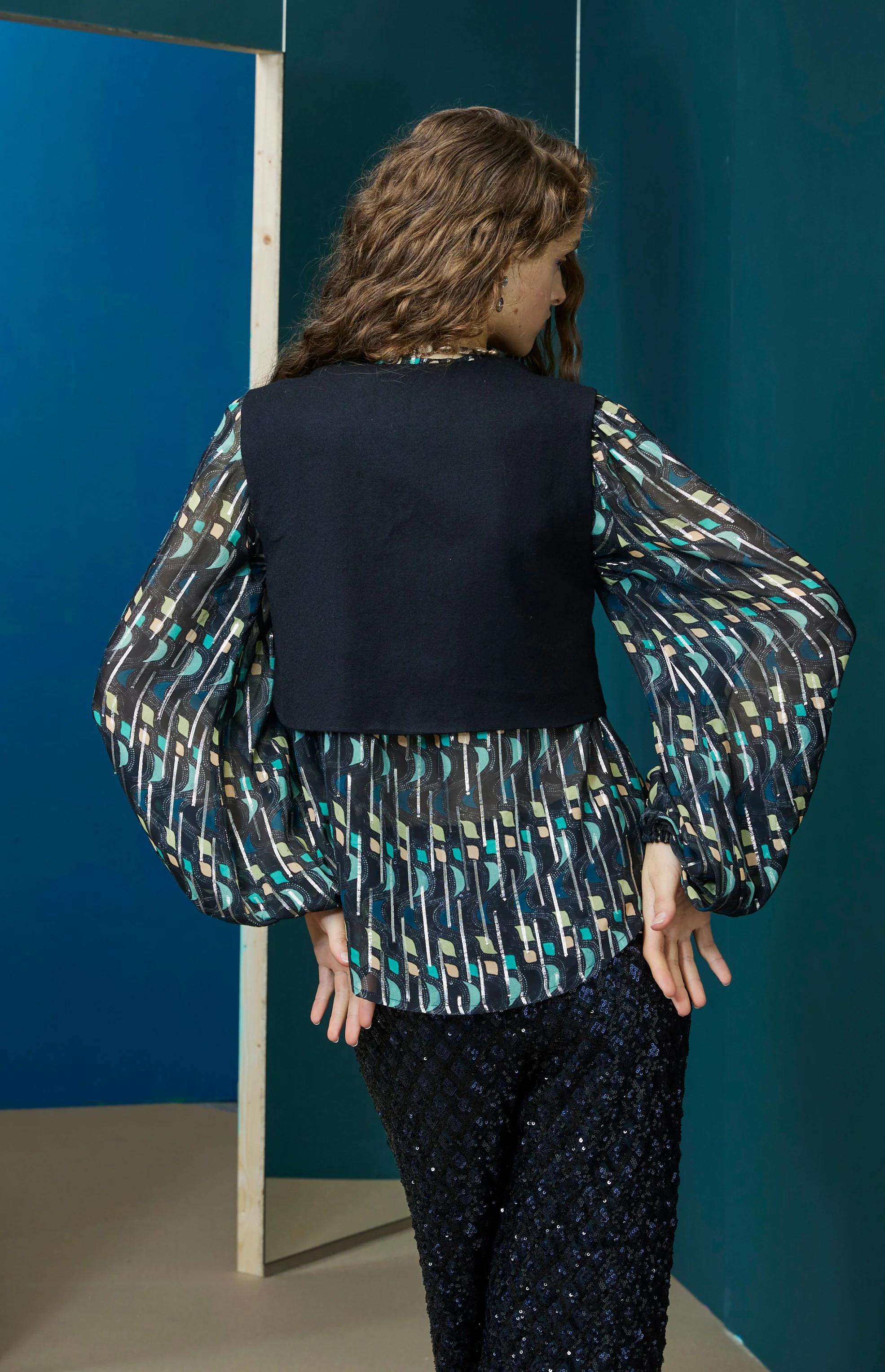 FW25-CH01 Chaleco patchwork en lana y lentejuelas - Image 3