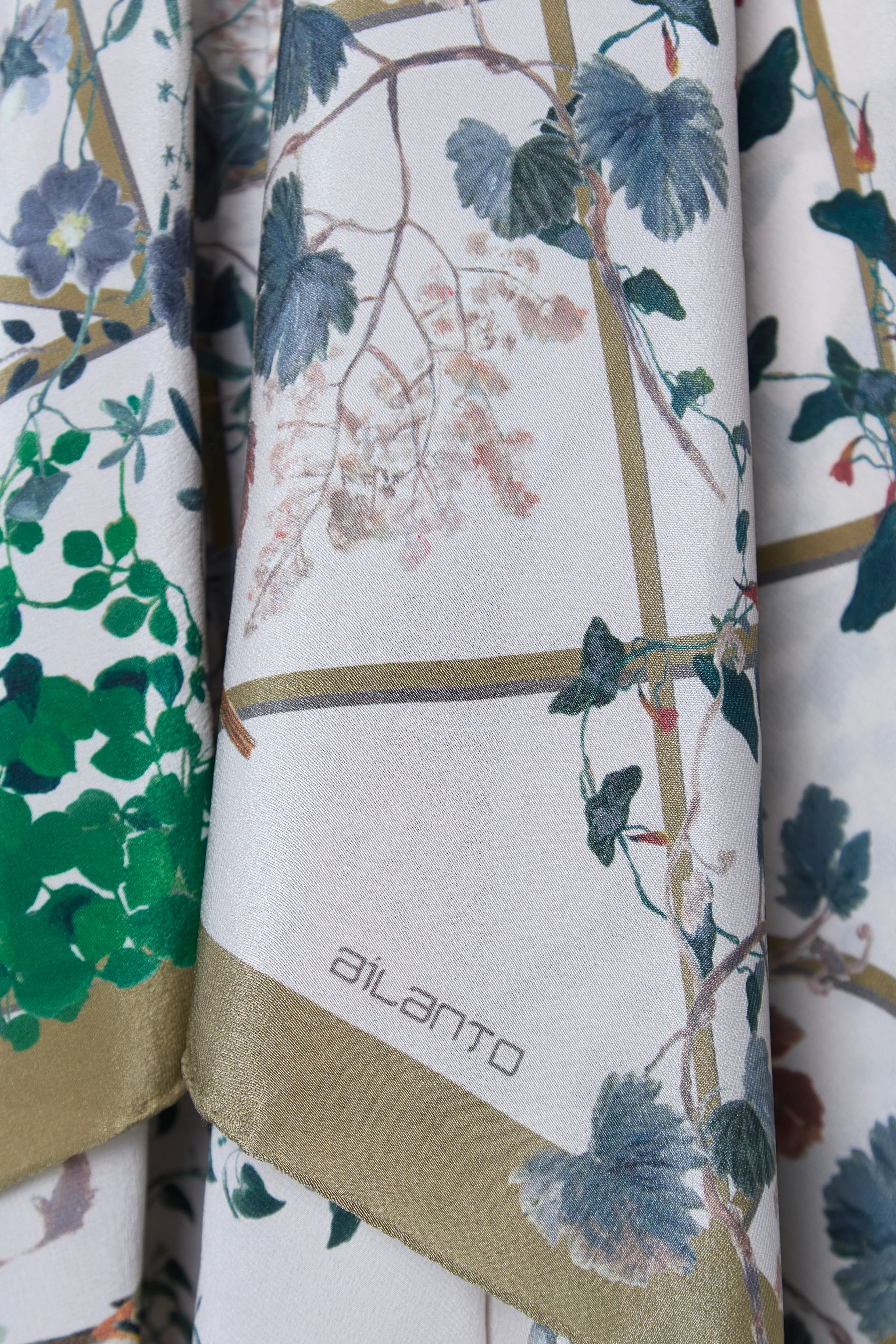 SS26-Pañuelo seda estampado "Pérgolas y pájaros" Beige - Image 3