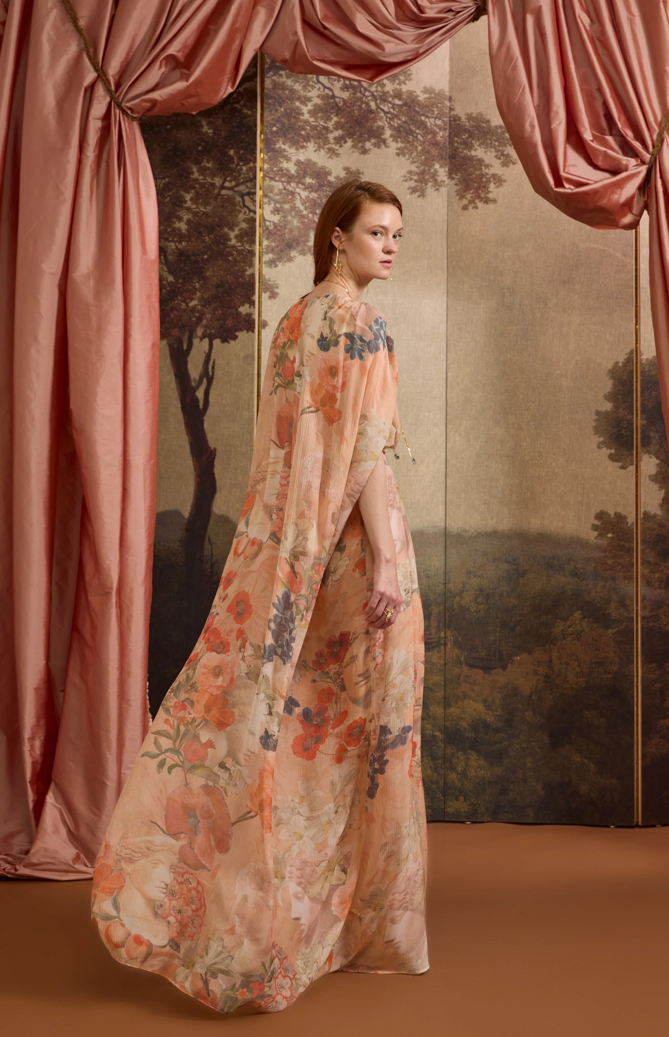 SS26-V029 Vestido capa estampado "Flores y bustos" - Image 3