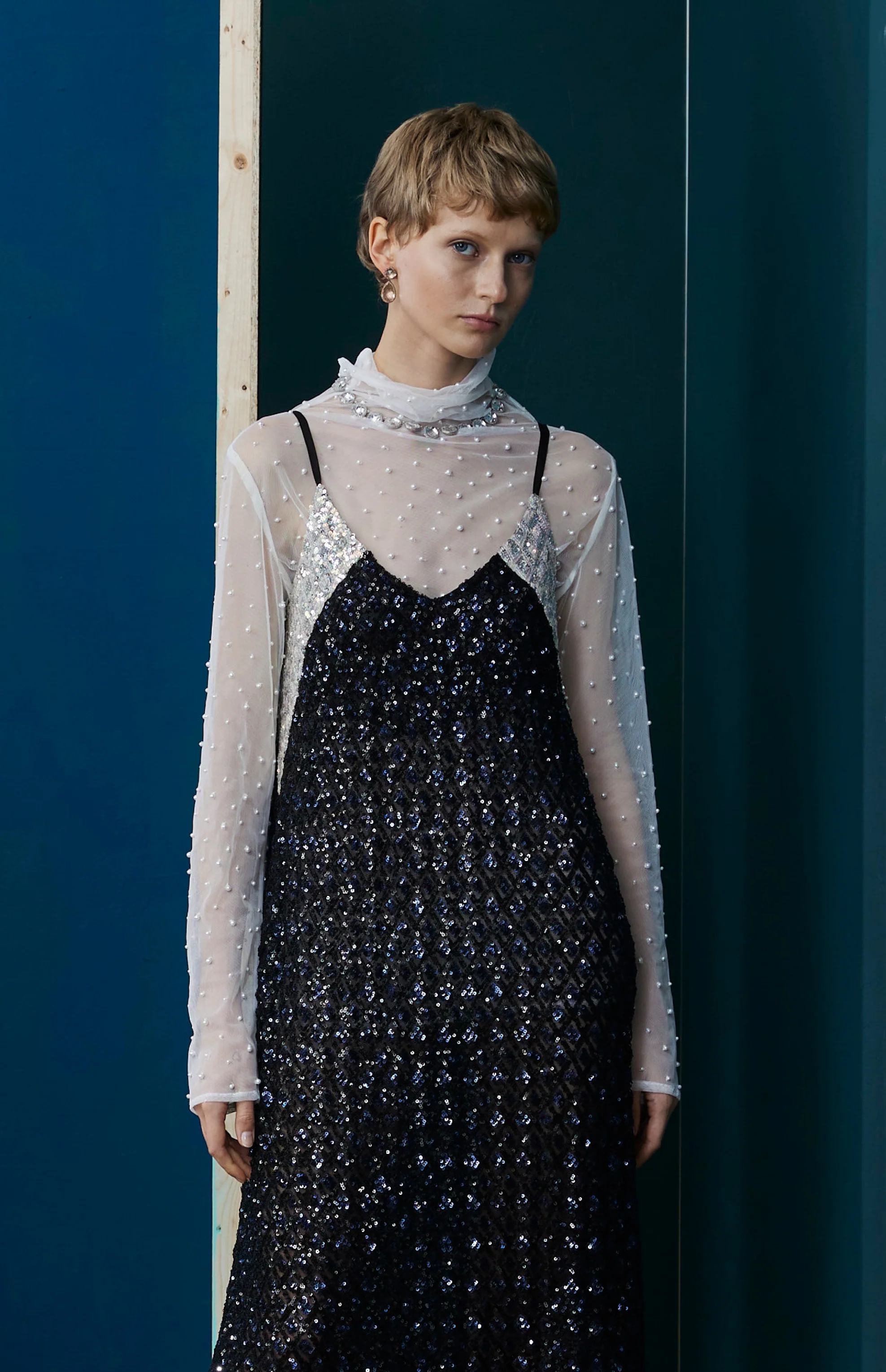 FW25-V003 Vestido de Lentejuelas Negro - Image 3