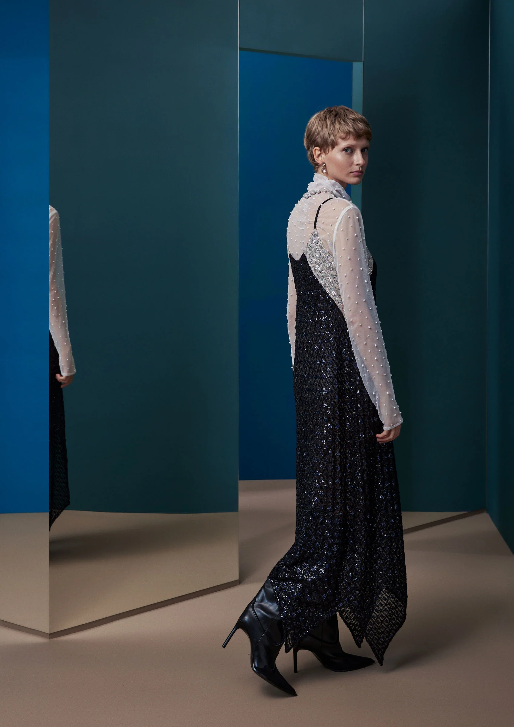 FW25-V003 Vestido de Lentejuelas Negro - Image 6