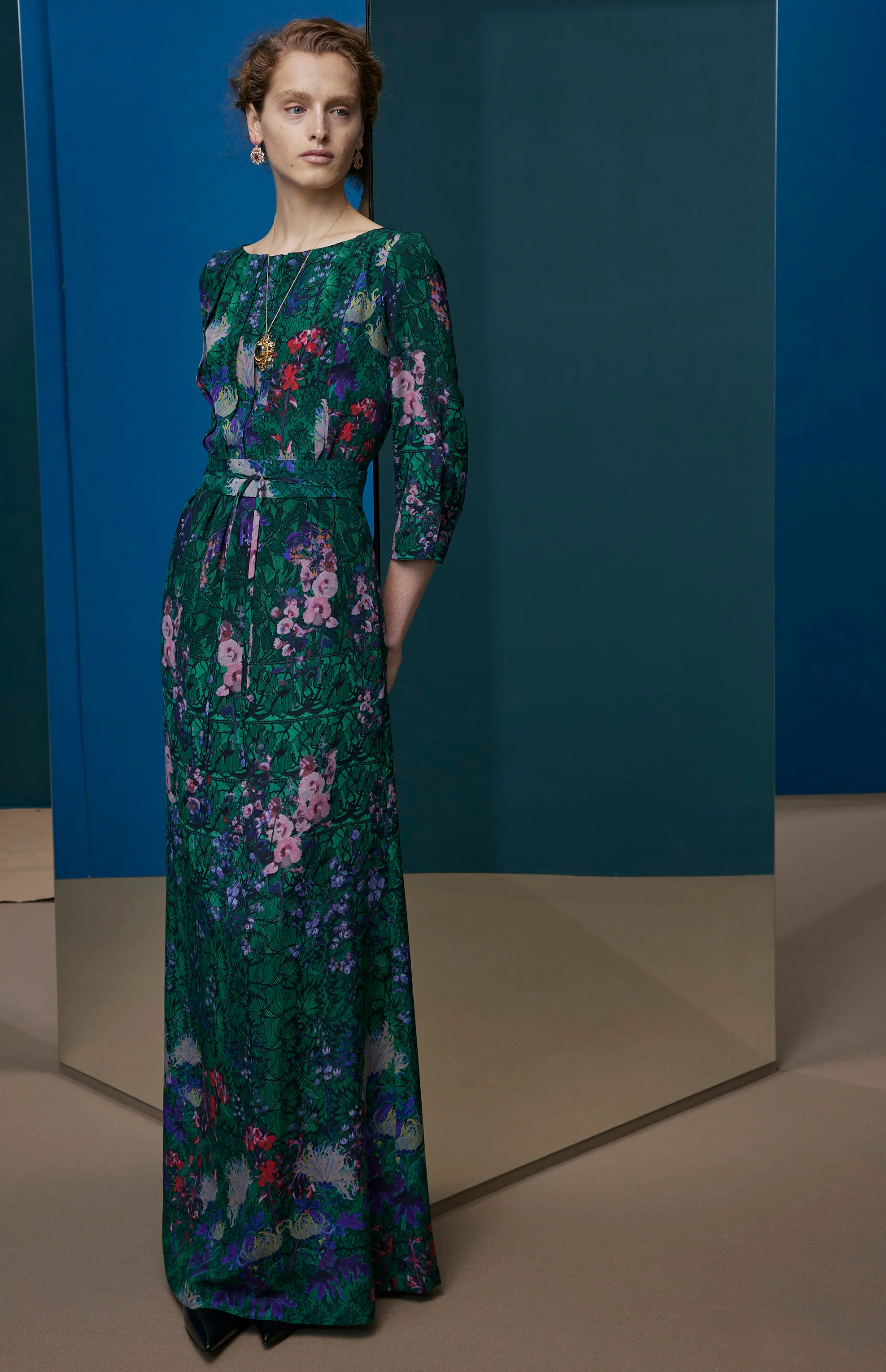 FW25-V010 Vestido largo de pliegues estampado "Floral sobre encaje" - Image 3