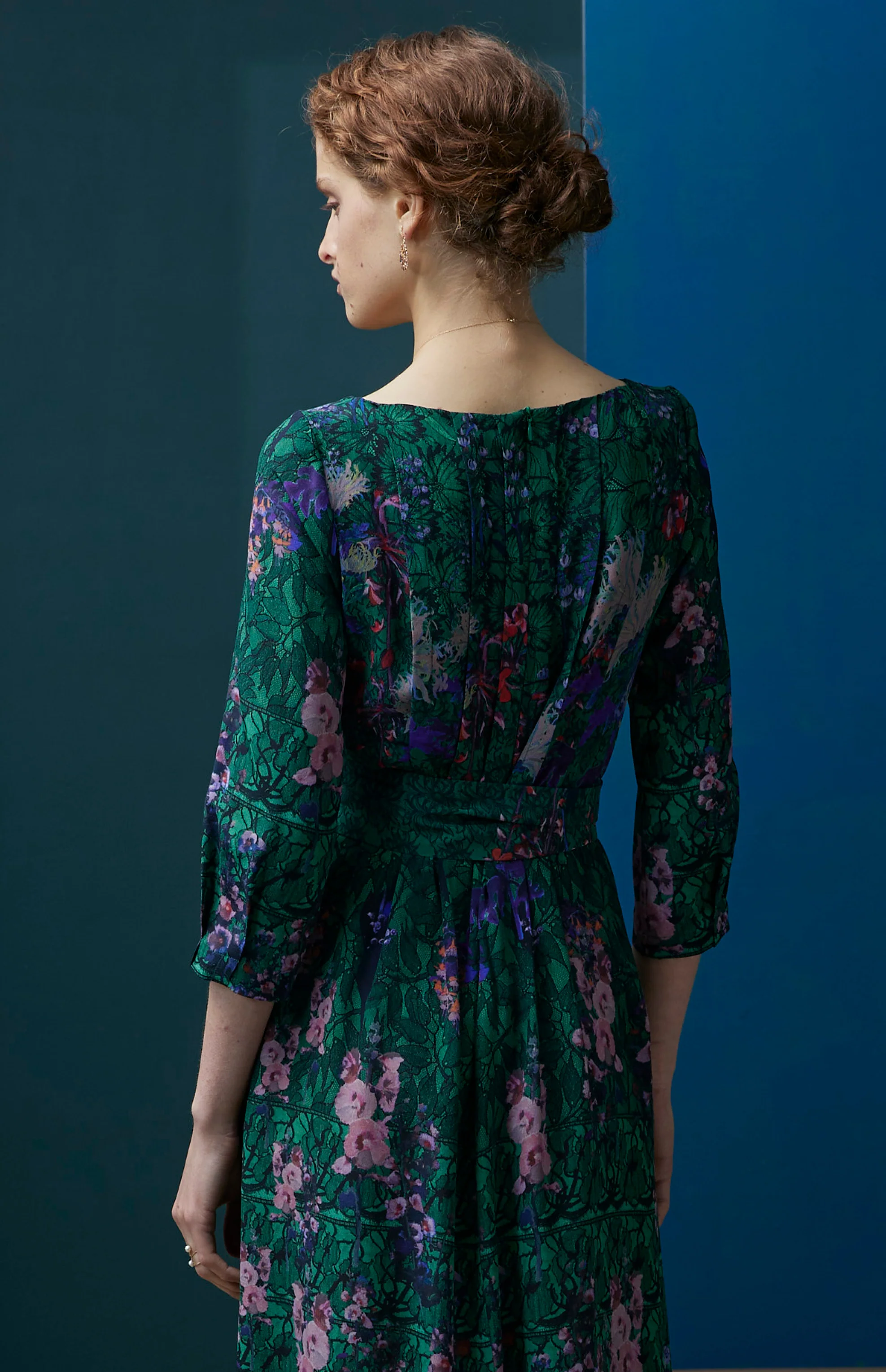 FW25-V010 Vestido largo de pliegues estampado "Floral sobre encaje" - Image 4